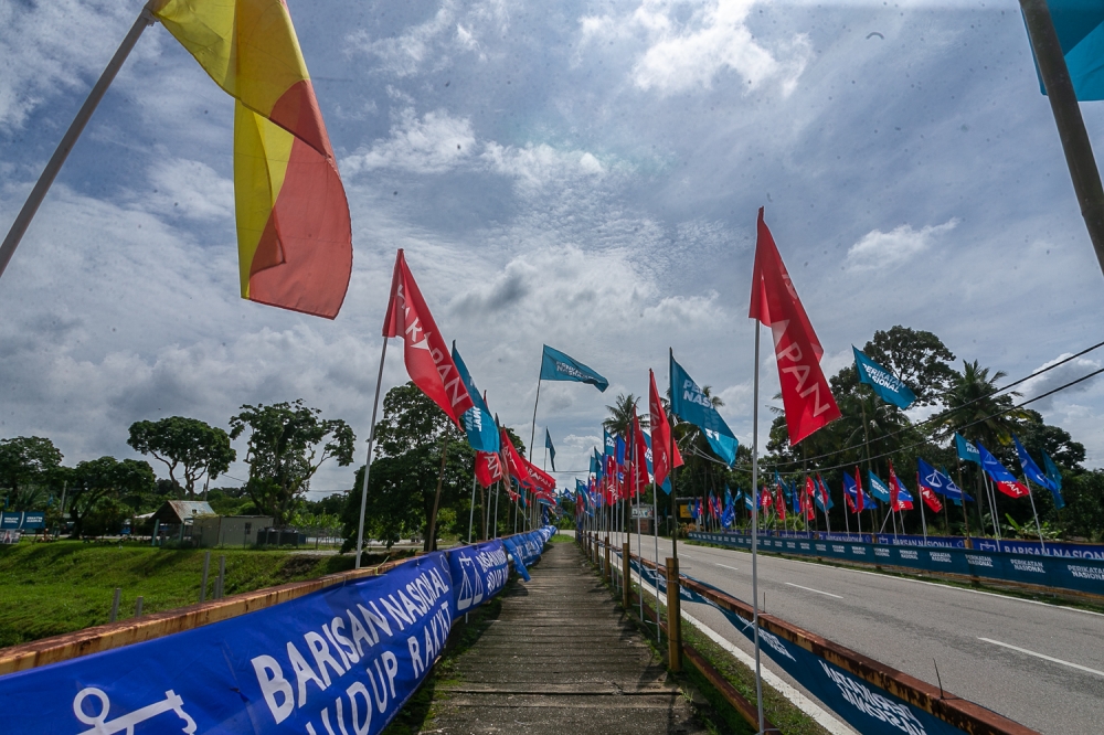 A flag war between various political parties at Kampung Batu Lima Bangi, November 13, 2022. — Picture by Raymond Manuel