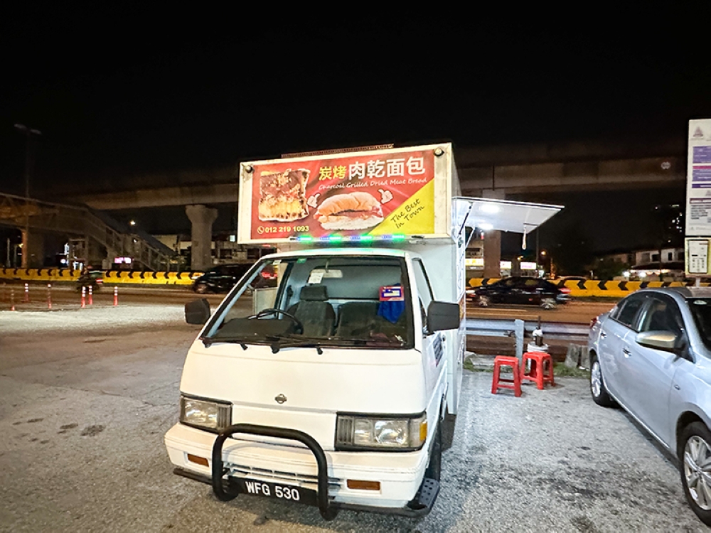 Cari trak makanan yang dibuka dari jam 6 petang di hadapan Restoran Canton Poh Kei Kopitiam dan betul-betul di sebelah Lebuhraya Damansara Puchong