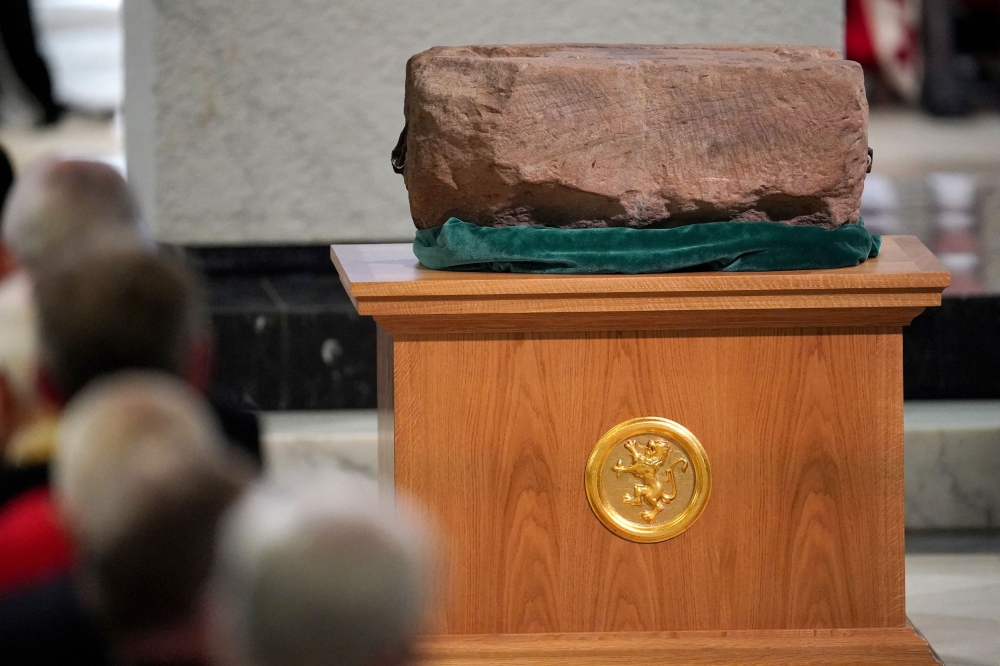 The Stone of Destiny, yang juga dikenali sebagai Stone of Scone, dilihat menjelang Perkhidmatan Kesyukuran dan Dedikasi Negara untuk Raja Charles III dan Ratu Camilla, dan penyampaian Honors of Scotland, di St Giles' Cathedral, Edinburgh. .  — Gambar Jonathan Brady/Pool/Reuters