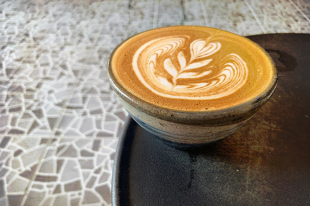 'Caffè latte', dibuat dengan biji kopi dari Uganda.