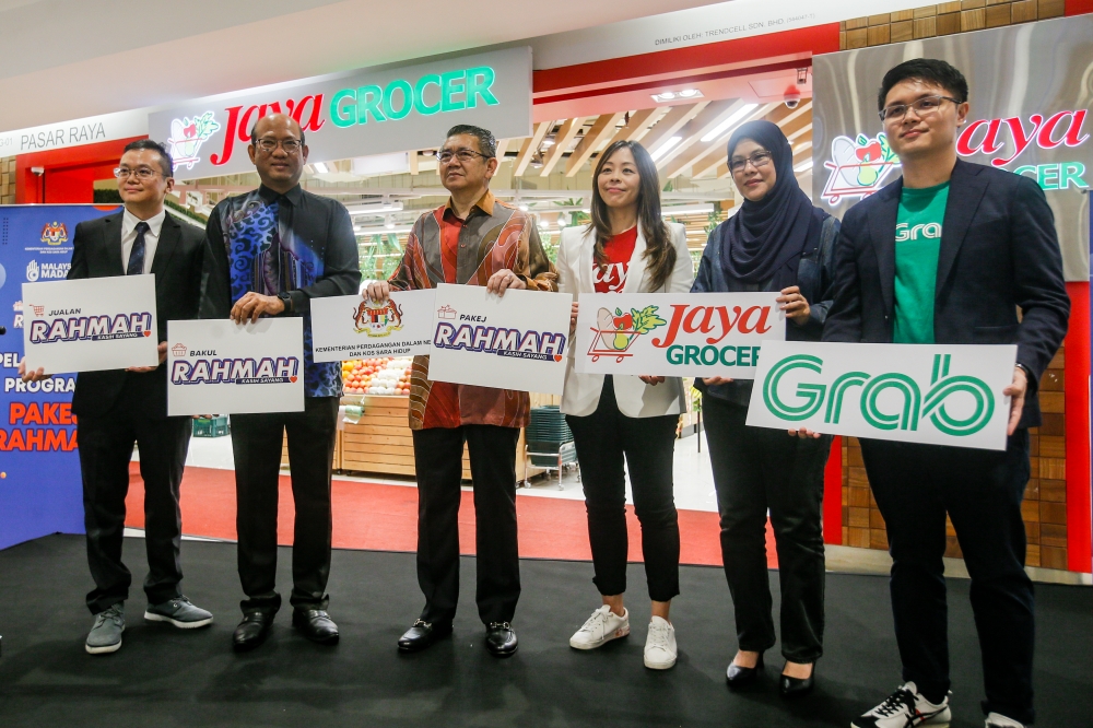 Domestic Trade and Cost of Living Minister Datuk Seri Salahuddin Ayub (3rd left) together with Grab and Jaya Grocer Malaysia managing director Adelene Foo (3rd right) during the launch of the ‘Payung Rahmah’ Initiative at KL East Mall July 6, 2023. — Picture by Hari Anggara