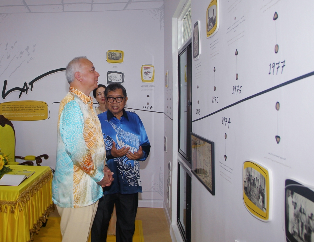 (Dari kiri) Sultan Perak Sultan Nazrin Shah dan Datuk Mohd Nor Khalid melihat pameran pada pelancaran Galeri Rumah Lat di Batu Gajah 8 Julai 2023. — Gambar Bernama