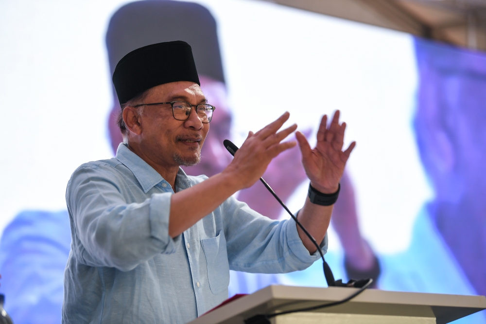 Prime Minister Datuk Seri Anwar Ibrahim speaks at the ‘Temu Anwar’ (Meet Anwar) programme in Kedah yesterday. — Bernama pic