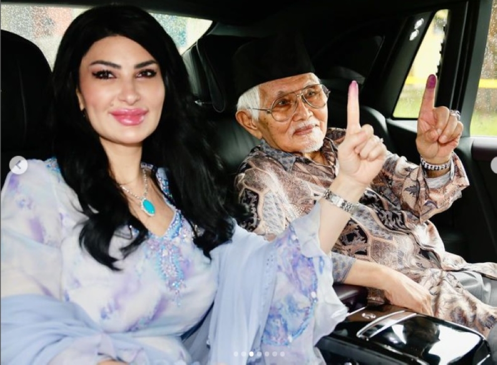 File photo of Toh Puan Ragad Kurdi (left) and her husband, Sarawak Governor Tun Abdul Taib Mahmud. — Screen capture via Instagram/Raghad Taib