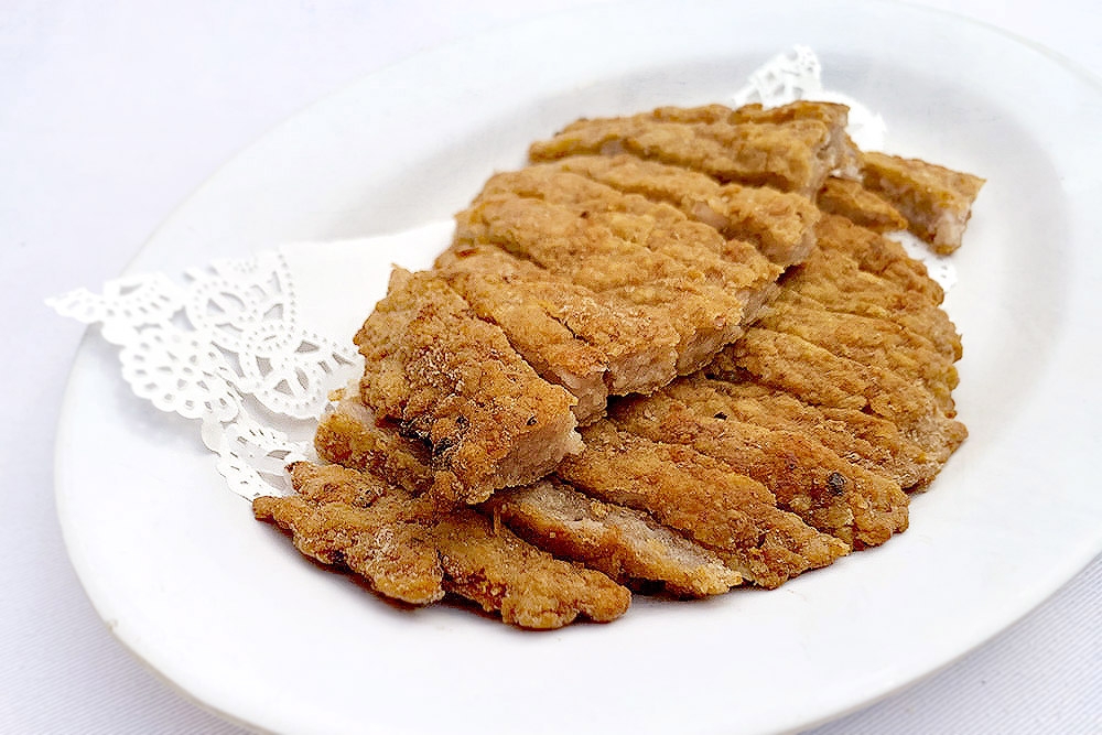'xián yú jiān ròu bǐng' atau daging babi cincang Hakka yang rangup dan roti ikan masin.