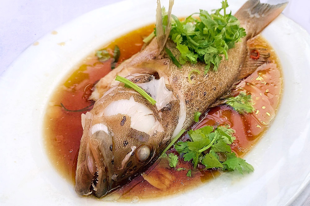 Ikan kukus gaya Kantonis dengan kicap ringan memerlukan ikan yang paling segar.