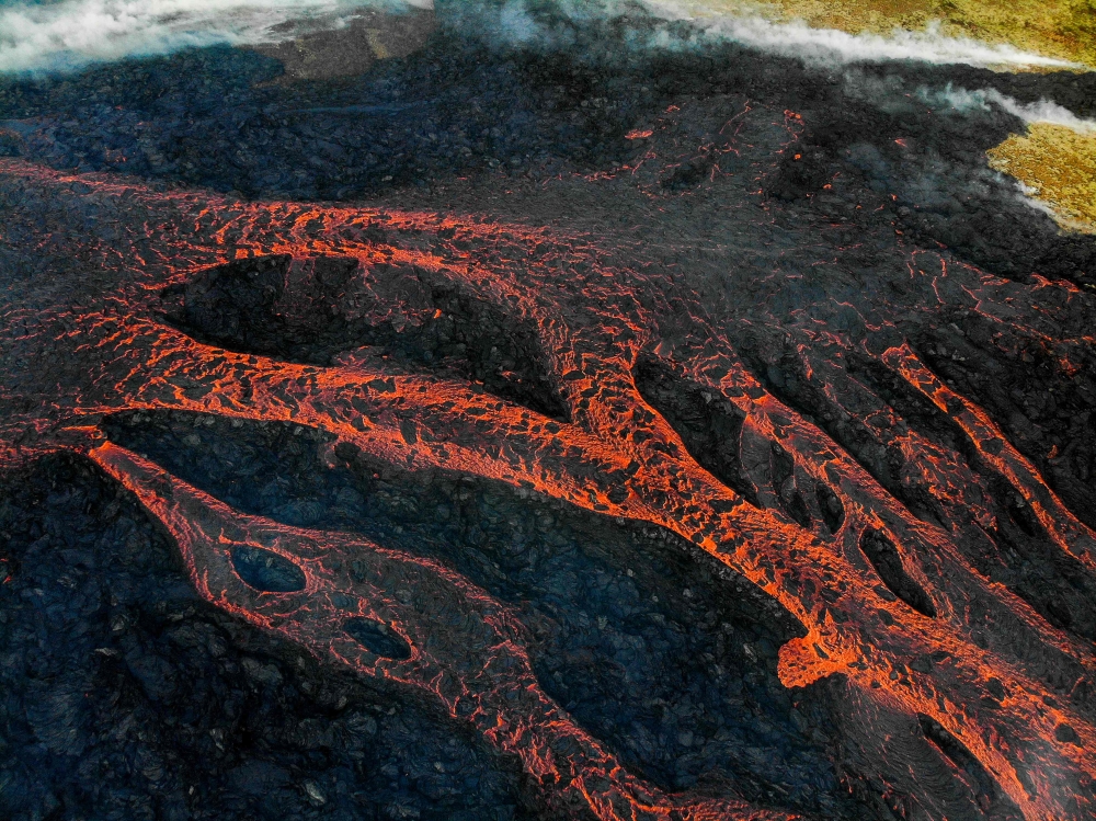 Gambar udara yang diambil pada 10 Julai 2023 menunjukkan lahar yang mengalir semasa letusan gunung berapi berhampiran Litli Hrutur, barat daya Reykjavik di Iceland.  — Gambar AFP