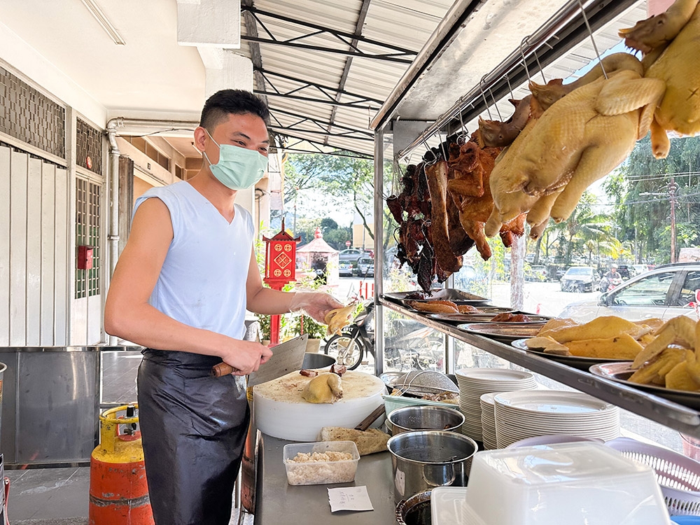 Yew who started this chicken rice business used to work in another restaurant where he picked up his skills during his five years there.