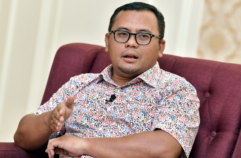 According to a survey, majority of Malays in Selangor will choose Datuk Seri Amirudin Shari as the menteri besar if his coalition wins again. — Bernama pic