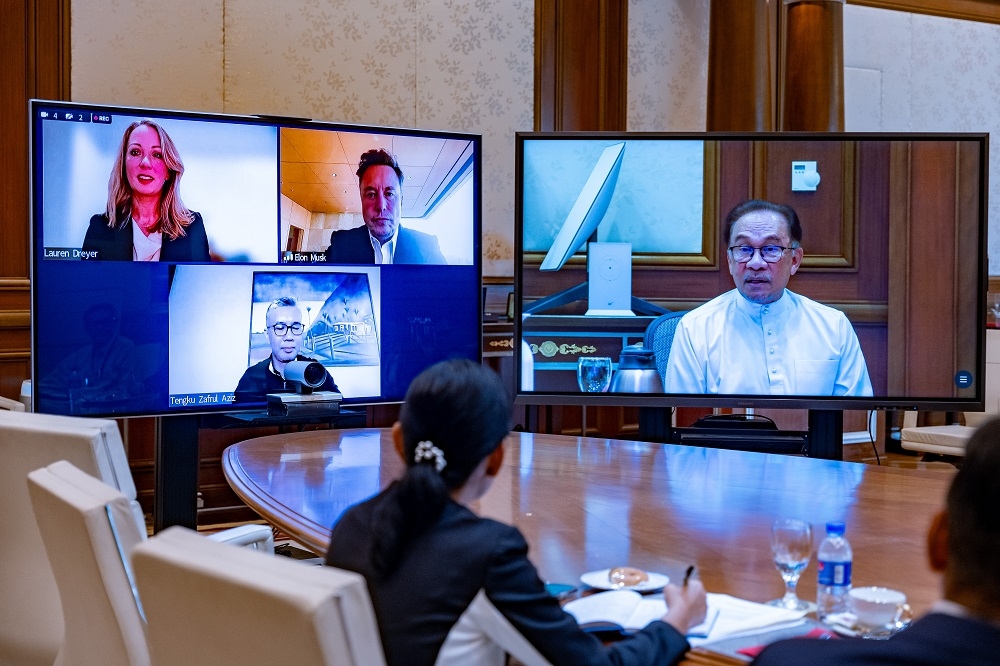 Prime Minister Datuk Seri Anwar Ibrahim (right) in a video conference with SpaceX CEO Elon Musk, July 14, 2023. ― Picture courtesy of Prime Minister's Office