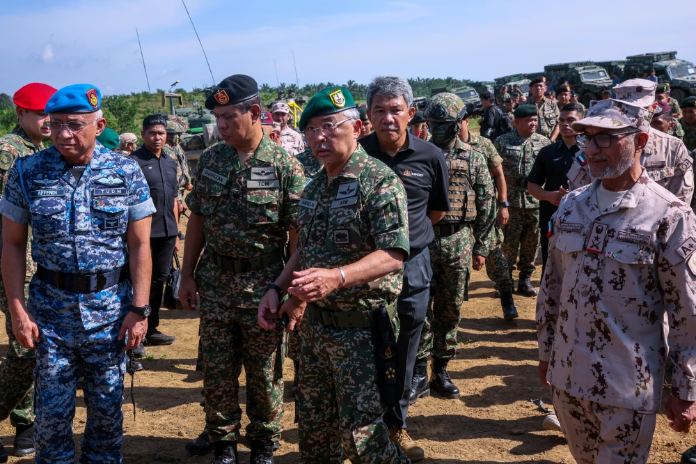 Yang di-Pertuan Agong Al-Sultan Abdullah Ri'ayatuddin Al-Mustafa Billah Shah attends the final attack demonstration of the Jungle Falcon Exercise 1/2023 in Kuantan July 16, 2023. Also present are Defense Minister Datuk Seri Mohamad Hasan, Armed Forces Chief General Tan Sri Affendi Buang (left) and Chief of Staff United Arab Emirates Armed Forces, Staff Lt General Eisa Saif Mohammed Al Mazrouei (right). — Bernama pic