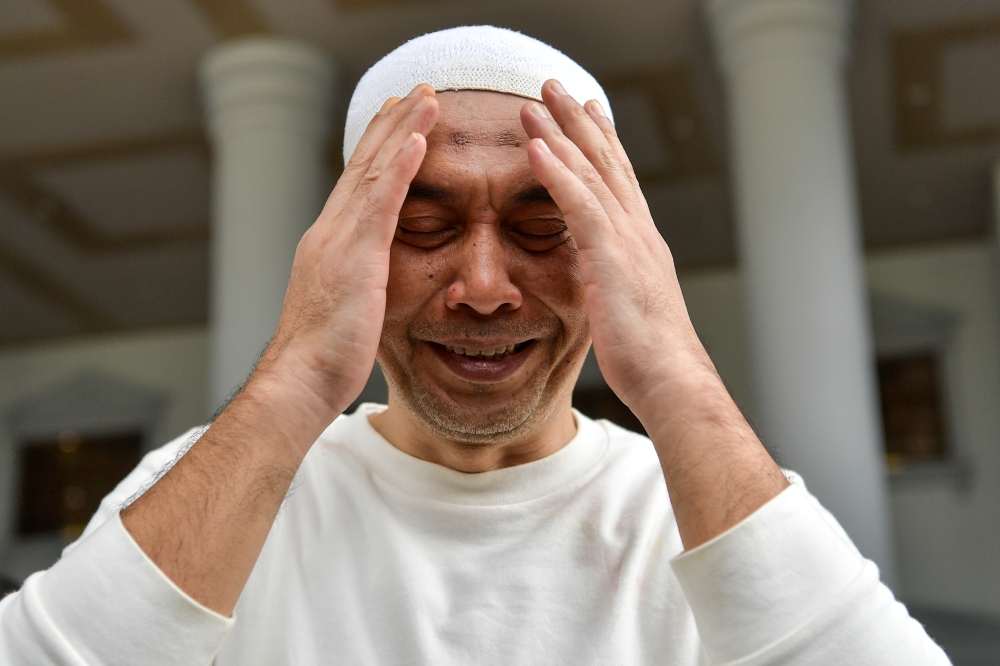 Former radio presenter Ismahalil Hamzah reacts after being acquitted and discharged of a drug trafficking charge, outside the High Court in Kuala Lumpur July 17, 2023. — Bernama pic