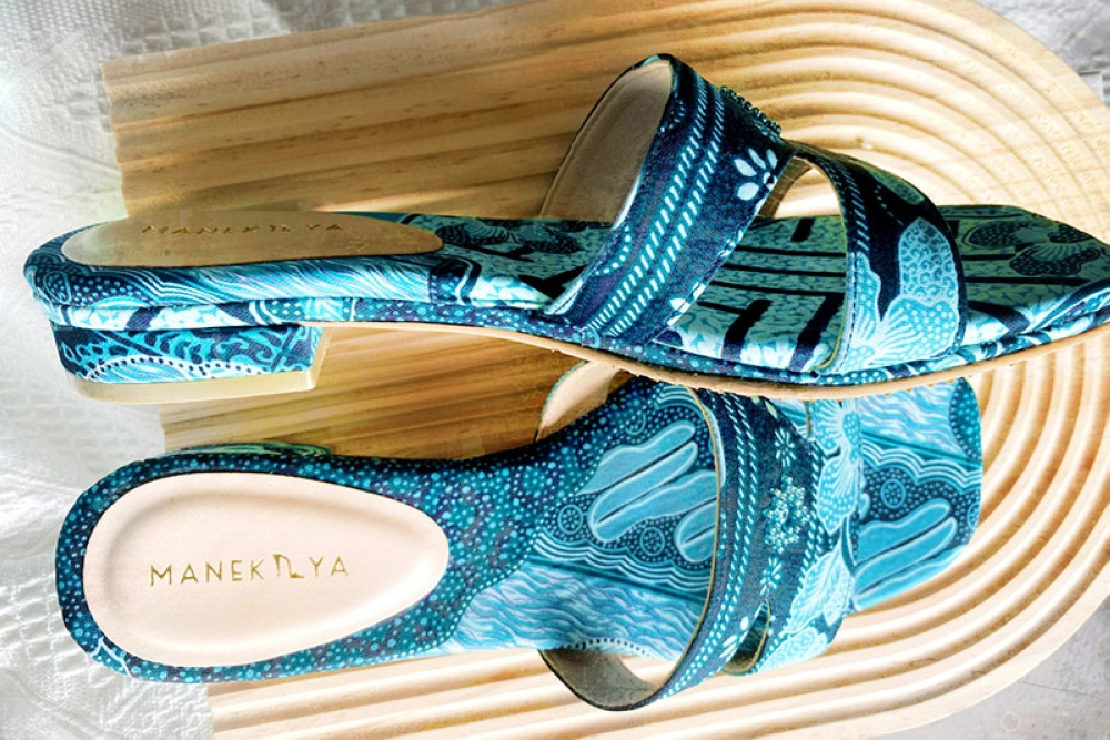   Koleksi kasut pertama bernama BiruNya sulaman batik dan manik.
