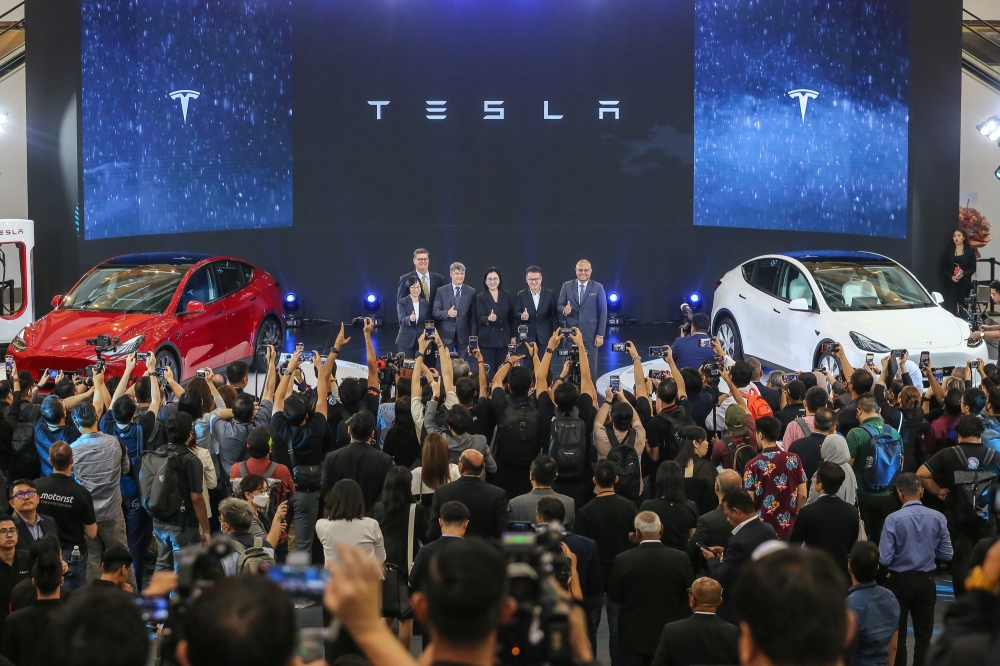 Deputy Trade and Industry Minister Liew Chin Tong (2nd left) and Tesla regional director Isabel Fan (centre) at the launch of the Tesla Model Y at Pavillion in Kuala Lumpur July 17, 2023. — Picture by Yusof Mat Isa