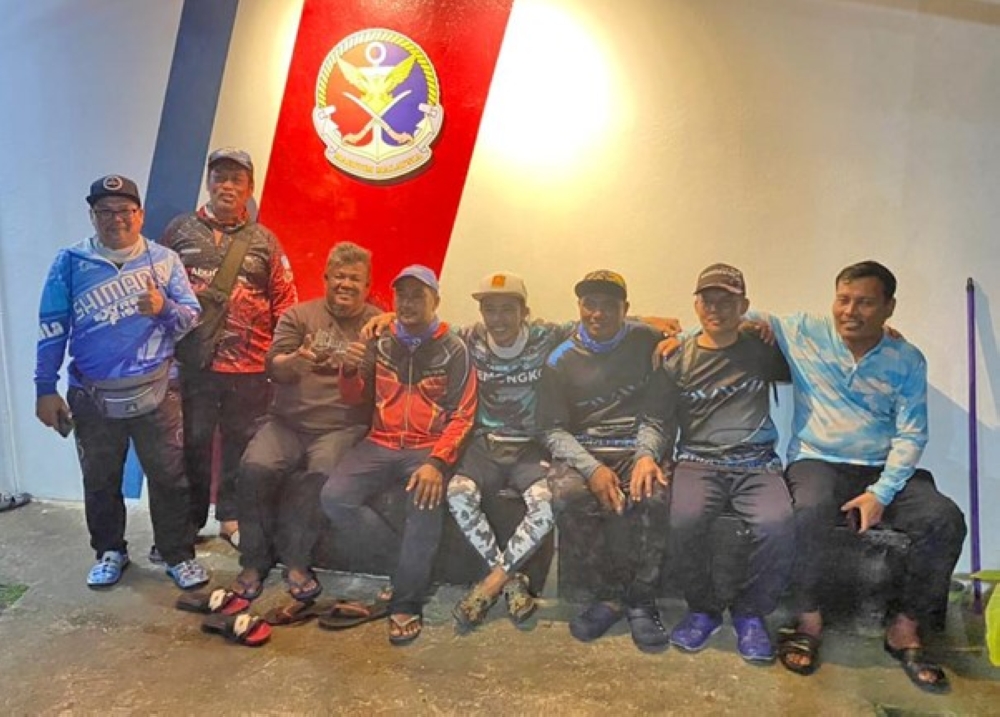 All eight fishermen were taken to the Inderasabah Maritime post before being reunited with their family members. — Borneo Post Online pic