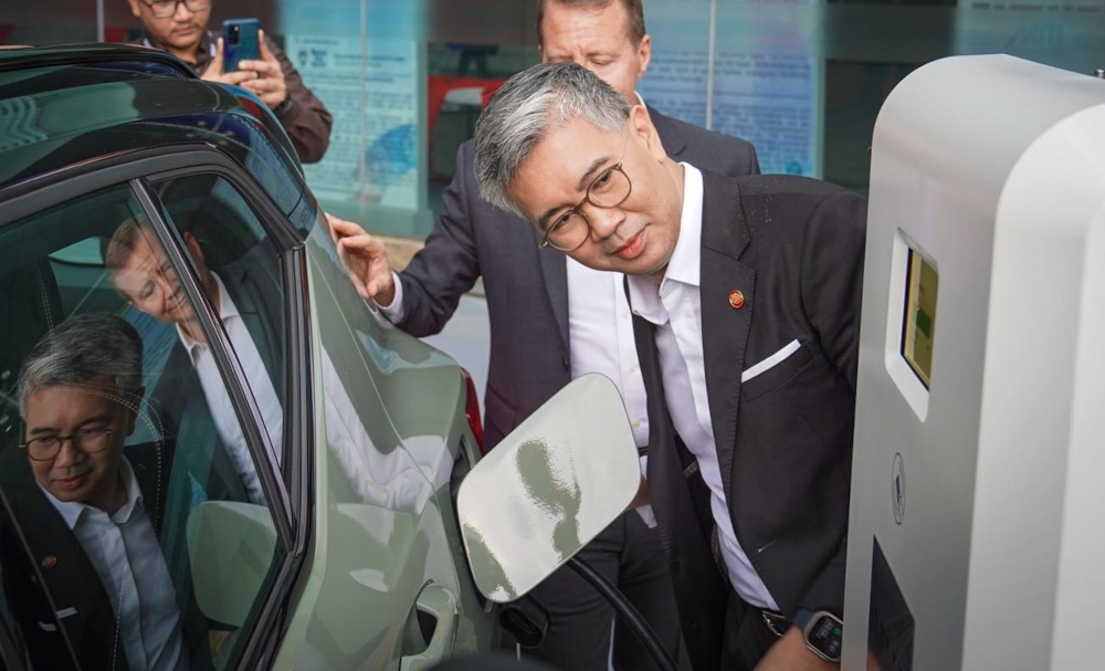 Minister of Investment, Trade, and Industry, Tengku Zafrul with Volvo XC40 Recharge. — SoyaCincau pic