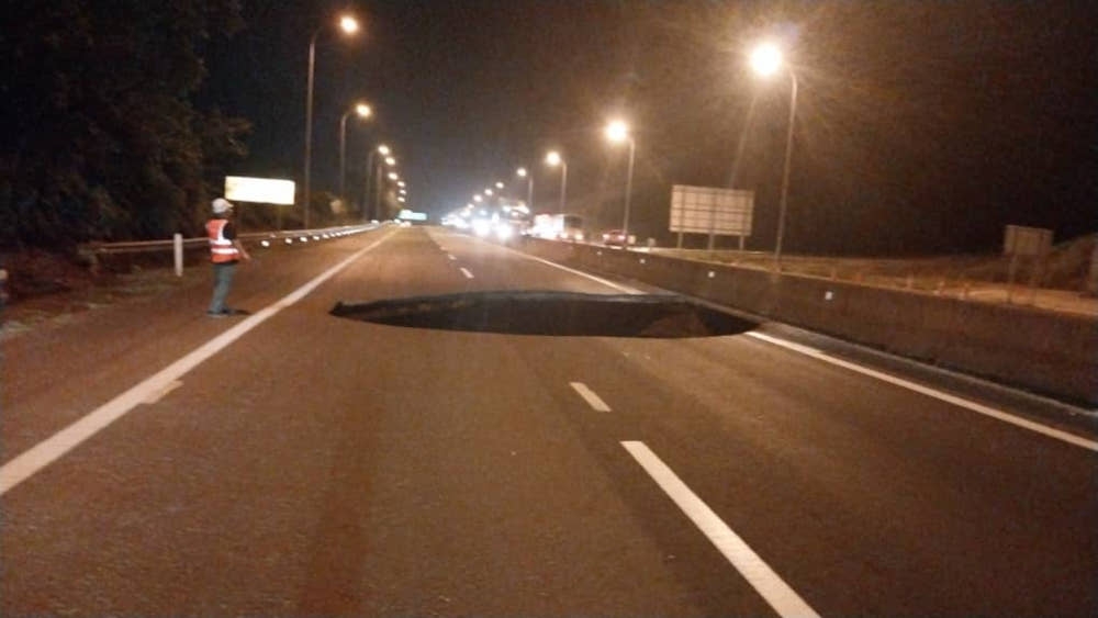 East Coast Expressway (LPT) in a post on its Facebook page requested that motorists from Kuantan to Kuala Lumpur exit at the East Bentong intersection and re-enter at the West Bentong intersection. — Picture from Twitter/GMBK-Karak-KTN-Jabor