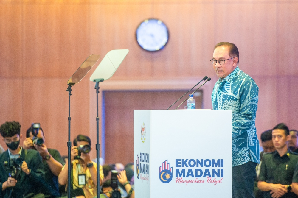 Prime Minister Datuk Seri Anwar Ibrahim delivers his speech at the launch of Madani Economy Empowering the People, at Securities Commission in Kuala Lumpur 27 July 2023. — Picture by Shafwan Zaidon