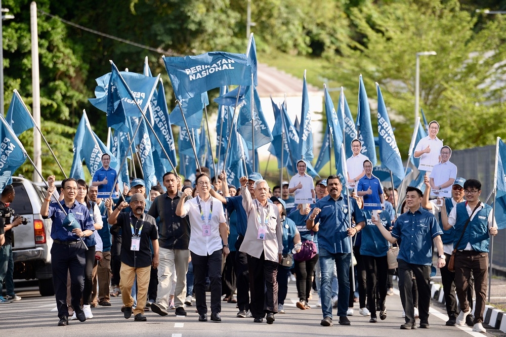 Perikatan National candidate Datuk Dominic Lau Hoe Chai (centre) and his supporters march towards the nomination centre at Dewan Bukit Belah in Teluk Kumbar July 29, 2023. — Picture by KE Ooi