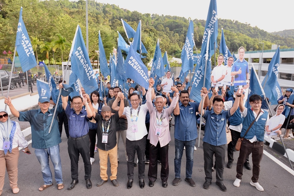 Perikatan National candidate Datuk Dominic Lau Hoe Chai (centre) and his supporters pose for a group photo as they march towards the nomination centre at Dewan Bukit Belah in Teluk Kumbar July 29, 2023. — Picture by KE Ooi