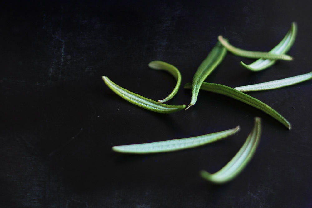 You only need a few leaves of rosemary for intense fragrance.