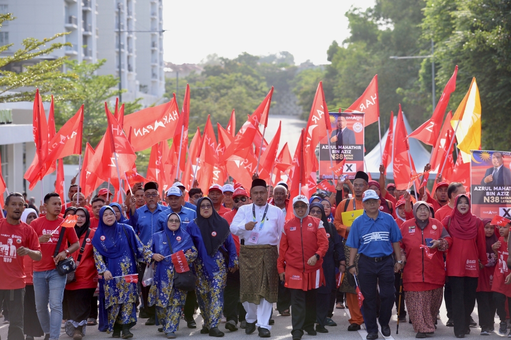 Pakatan Harapan Bayan Lepas candidate Azrul Mahathir Aziz and party supporters march towards the nomination centre in Penang July 29, 2023.   — Picture by Steven Ooi