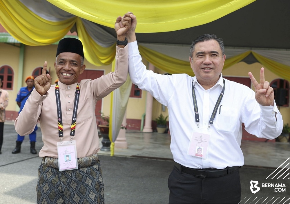 Anthony Loke (PH-DAP) describes his fight for the Chennah seat against Rosmadi Arif (PN-Bersatu) in the state polls as a ‘friendly match’. — Picture via Twitter/Bernama