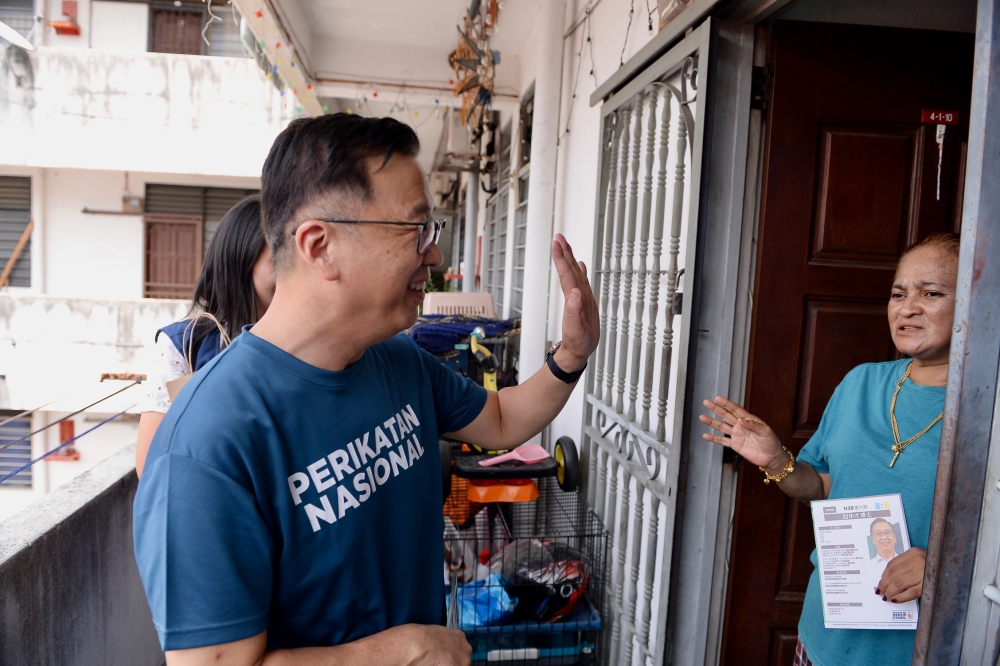 Perikatan National Bayan Lepas candidate Datuk Dominic Lau Hoe Chai greets a resident during his walkabout in Bayan Lepas July 30, 2023. — Picture by KE Ooi