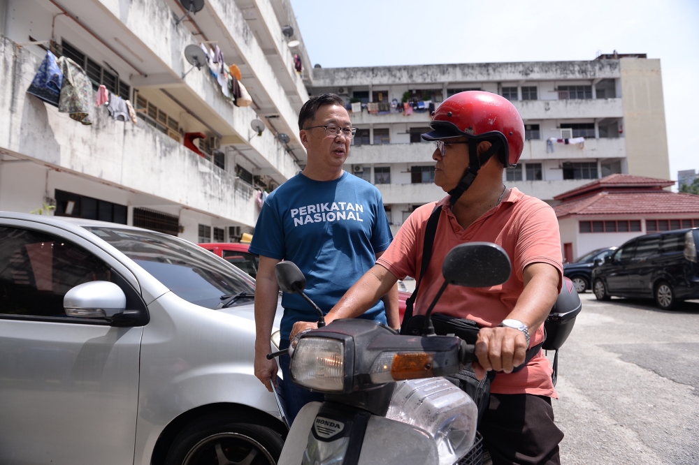 Perikatan National Bayan Lepas candidate Datuk Dominic Lau Hoe Chai speaks to a resident during his walkabout in Bayan Lepas July 30, 2023. — Picture by KE Ooi