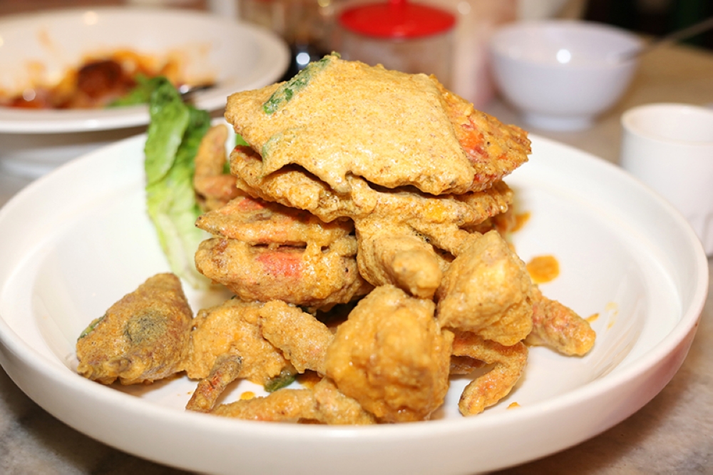 Get your hands on these Salted Egg Fried Crabs to relish the sweet flesh with the creamy salted egg