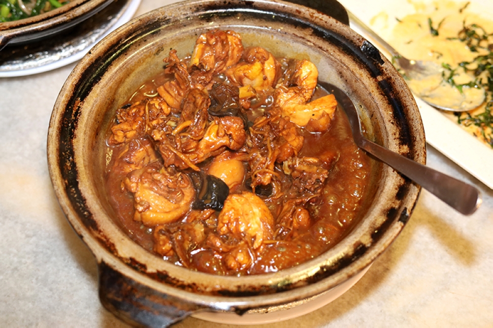 Braised Yellow Wine Chicken is packed with flavours from the sweet tasting wine and shredded ginger