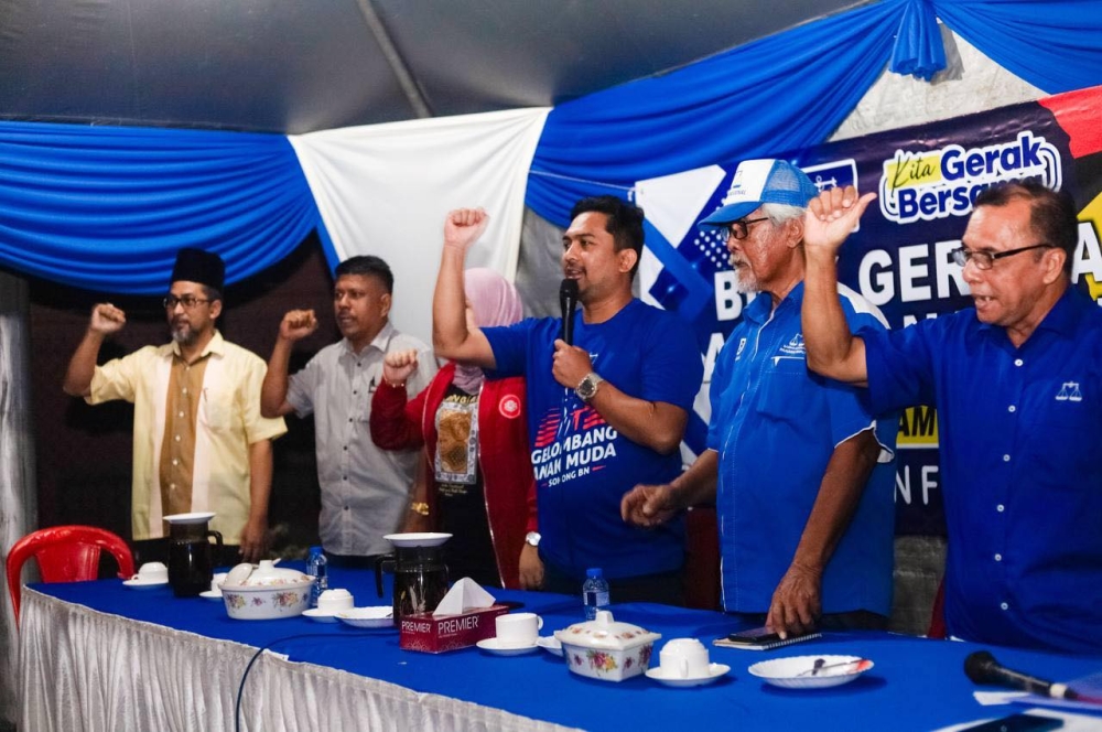 Datuk Mohd Zaidy Abdul Kadir (third from right) suffered minor injuries following a crash early this morning. — Picture via Facebook/ Sahabat Mohd Zaidy Abdul Kadir 