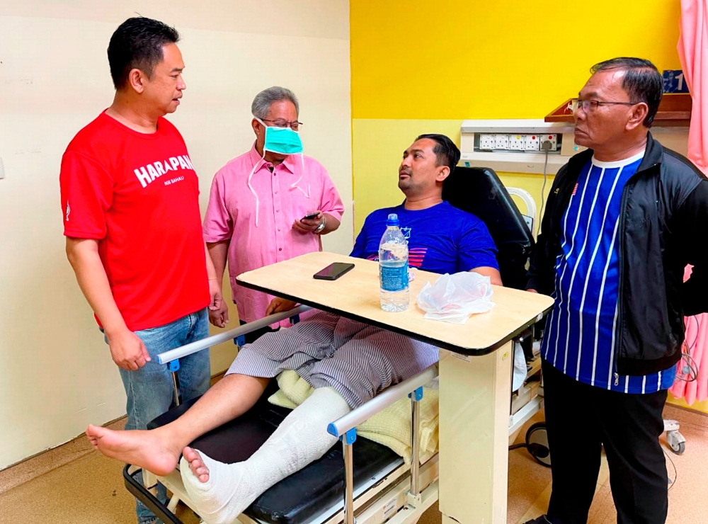 BN candidate for the Jeram Padang constituency in Negeri Sembilan Datuk Mohd Zaidy Abdul Kadir at Jempoh Hospital, Seremban, July 31, 2023. Visiting him are Jempol MP, Datuk Shamsulkahar Mohd Deli (2nd left), and DAP candidate for the State Legislative Assembly N8 Bahau, Teo Kok Seong (left). — Bernama pic   