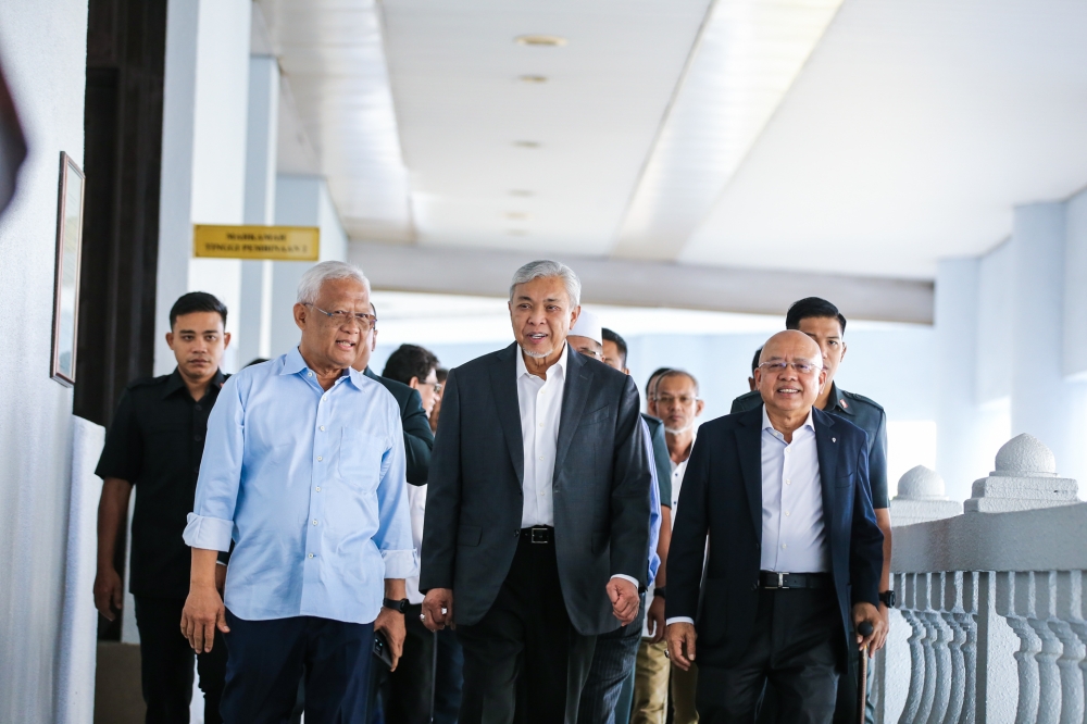 Defence witness Datuk Mohd Kamal Abdullah (right) and Datuk Seri Ahmad Zahid Hamidi (centre) arrive at the Kuala Lumpur High court for the Yayasan AKalbudi trial August 1, 2023. — Picture by Ahmad Zamzahuri