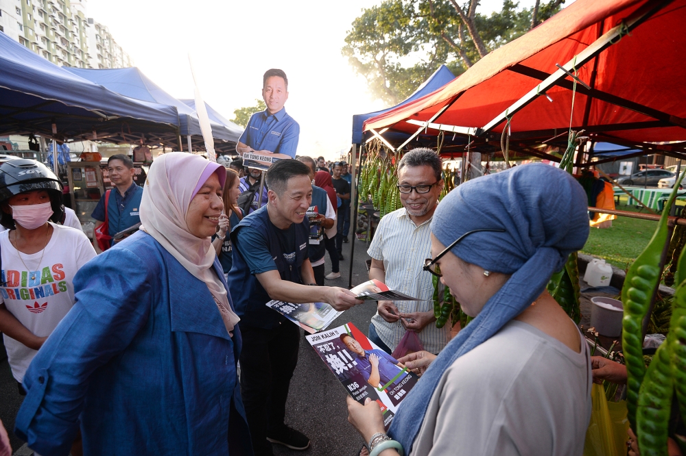 PN Pantai Jerejak candidate Oh Tong Keong meeting the voters during his walkabout at the Pantai Jerejak night market. With him is Datuk Zuraida Kamaruddin, August 2, 2023. — Picture by KE Ooi