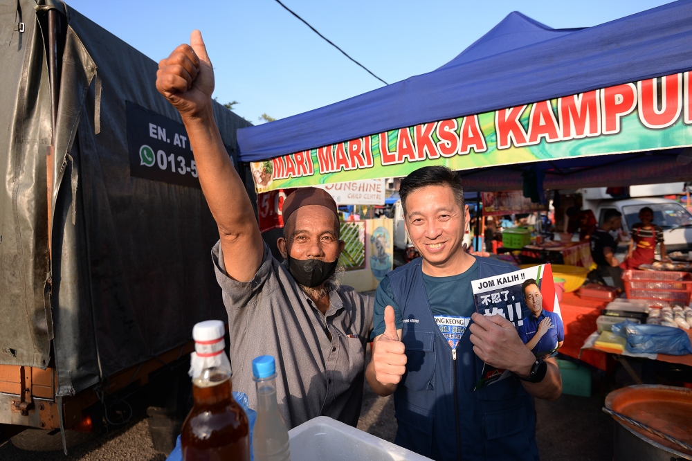 Sulaiman Ahmad shows his support for PN’s Pantai Jerejak candidate Oh Tong Keong during a  walkabout at the Pantai Jerejak night market, August 2, 2023. — Picture by KE Ooi