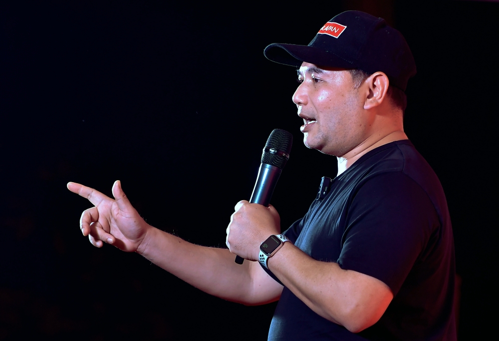 PKR deputy president Rafizi Ramli speaks during the Jelajah Perpaduan ceramah at Sungai Kandis in Shah Alam August 2, 2023. ― Bernama pic