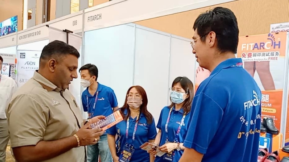 Johor Tourism, Environment, Heritage and Culture Committee chairman K. Raven Kumar (far left) visited a participant’s booth at the Johor Matta Fair at the Austin International Convention Centre in Johor Baru August 4, 2023 — Picture by Ben Tan 