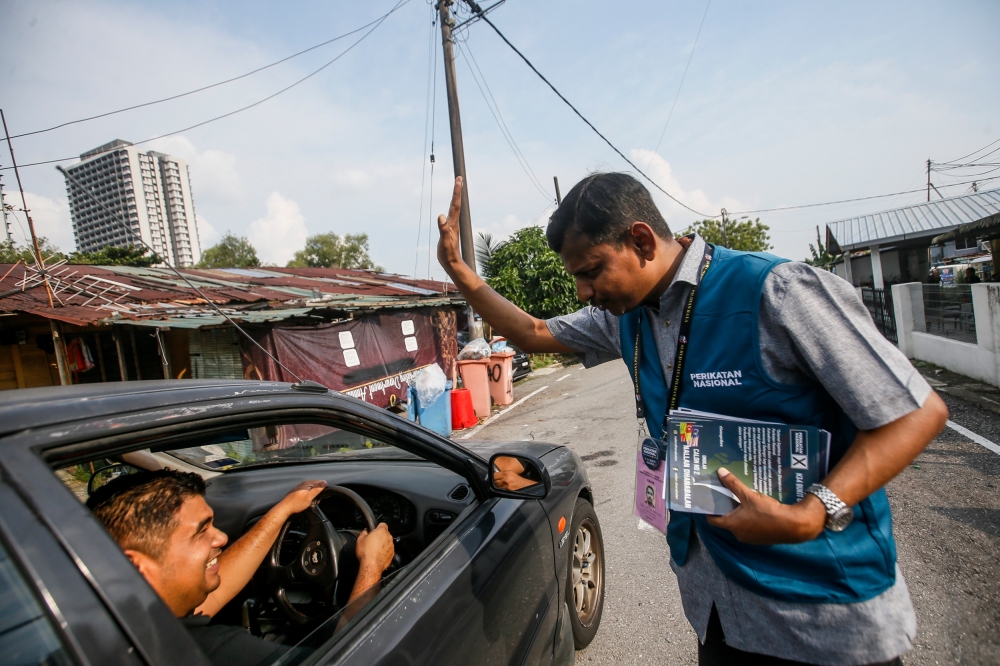 Nallan Dhanabalan meets voters during his walkabout at Seksyen 17 in Petaling Jaya August 7, 2023. — Picture by Hari Anggara