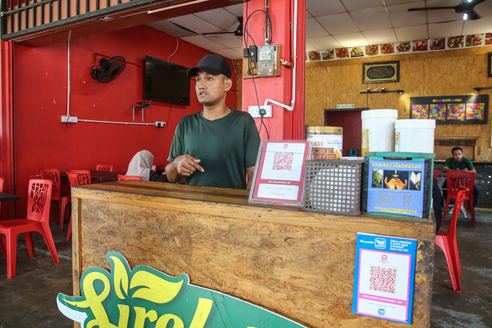 Sireh Cafe cashier Mohd Azzuan Azizan speaking to Malay Mail in Jeniang, Kedah, August 8, 2023. — Picture by Yusof Mat Isa