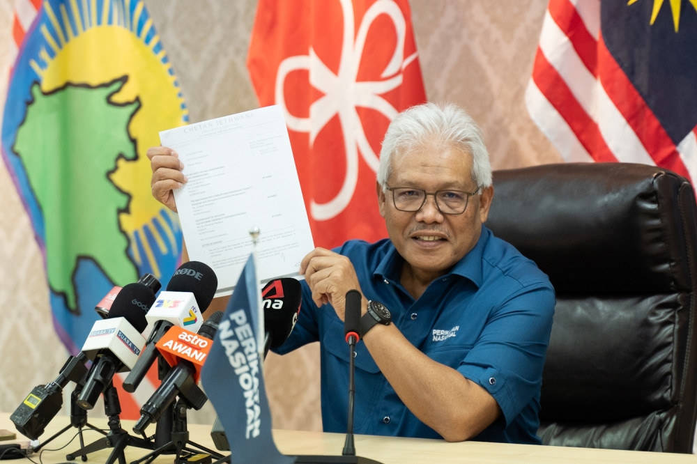 Datuk Seri Hamzah Zainudin is accusing the Malaysian government and MACC of abusing and interrogating a Chinese businessman in an apparent bid to force him to implicate Hamzah in a business deal for which he apparently received kickbacks in exchange for projects from the Home Ministry. — Picture By Raymond Manuel