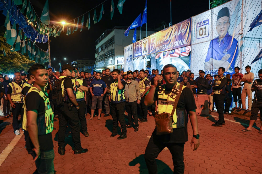 Police are seen controlling the situation around the town of Chukai, Kemaman which is still lively with supporters of their respective parties who have gathered to campaign in the last moments, August 11, 2023. — Bernama pic 