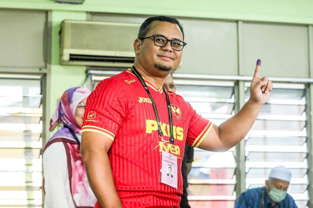 Caretaker Selangor mentri besar Datuk Seri Amirudin Shari rived at SJKC Selayang Baru, Batu Caves at 8.35am and completed the voting process 10 minutes later. ― Picture by Hari Anggara