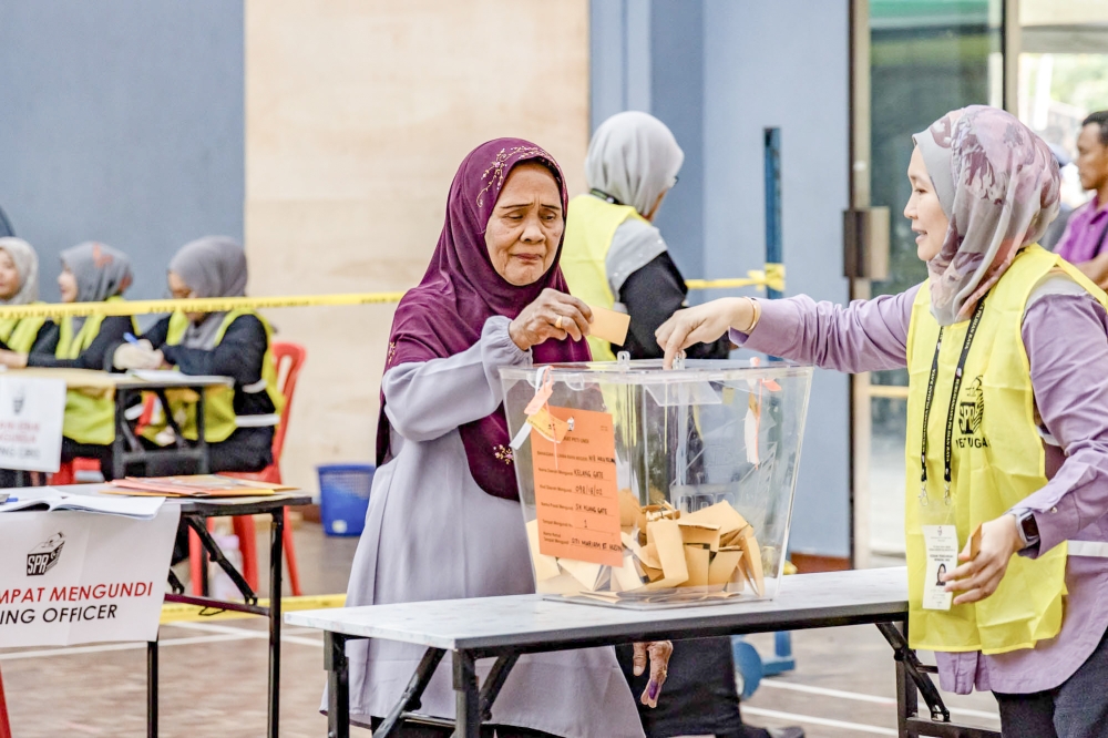 A voter casts her ballot at a polling station at SK Klang Gate, August 12, 2023. ― Picture by Firdaus Latif