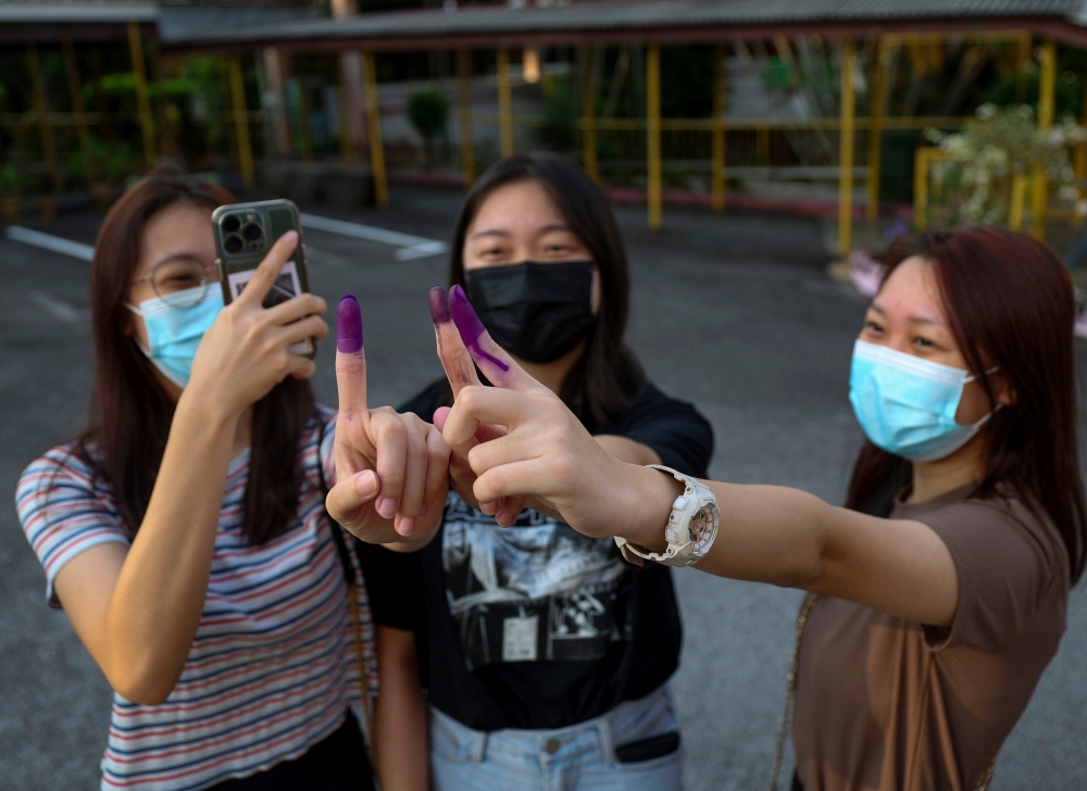 Young voters fulfil their responsibility at DUN N.23 Mambau at Sekolah Jenis Kebangsaan Cina (SJKC) Sin Hua in Seremban, August 12, 2023. — Bernama pic 