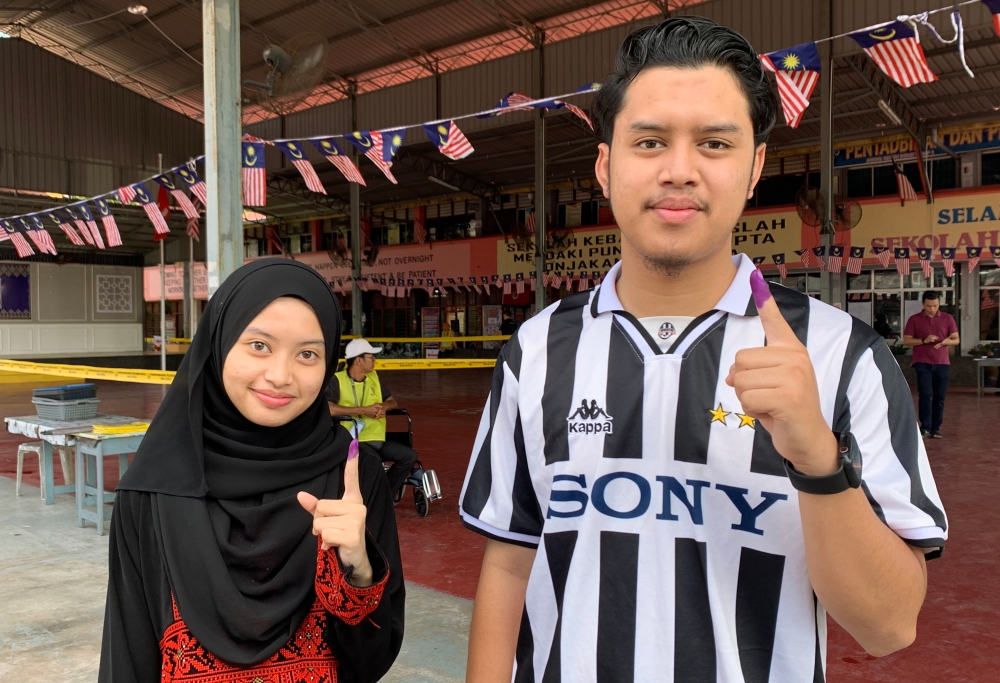 A student of Politeknik Kota Baru in Kok Lanas, Muhammad Mirza Shahmi Sazami, 20, said the votes of young people play a significant role in determining which leadership would be given the mandate for the next five years. With him is Universiti Teknologi Mara (UiTM) Machang student, Nur Miza Shuhada Sazami. — Bernama pic 