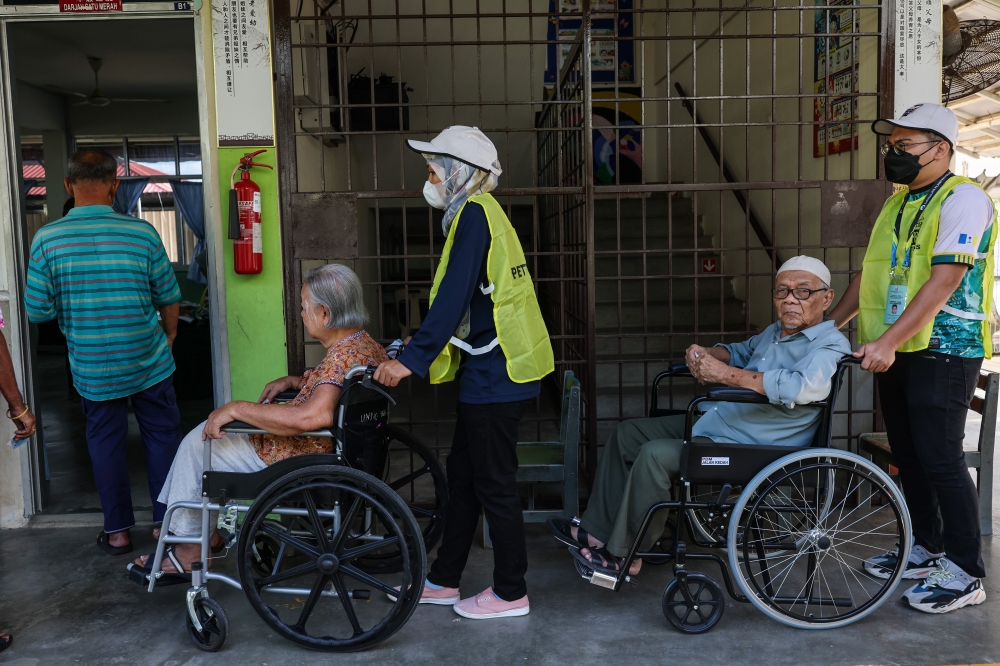 Voters wait for their turn to vote at Sekolah Jenis Kebangsaan (C) Pei Yu in Penang, August 12, 2023. — Bernama pic