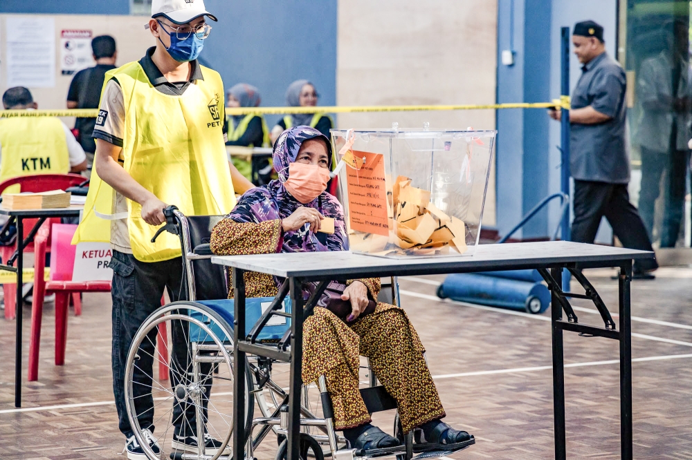 An elderly voter casts her ballot at a polling station during Selangor state election at SK Klang Gate August 12, 2023. — Picture by Firdaus Latif 