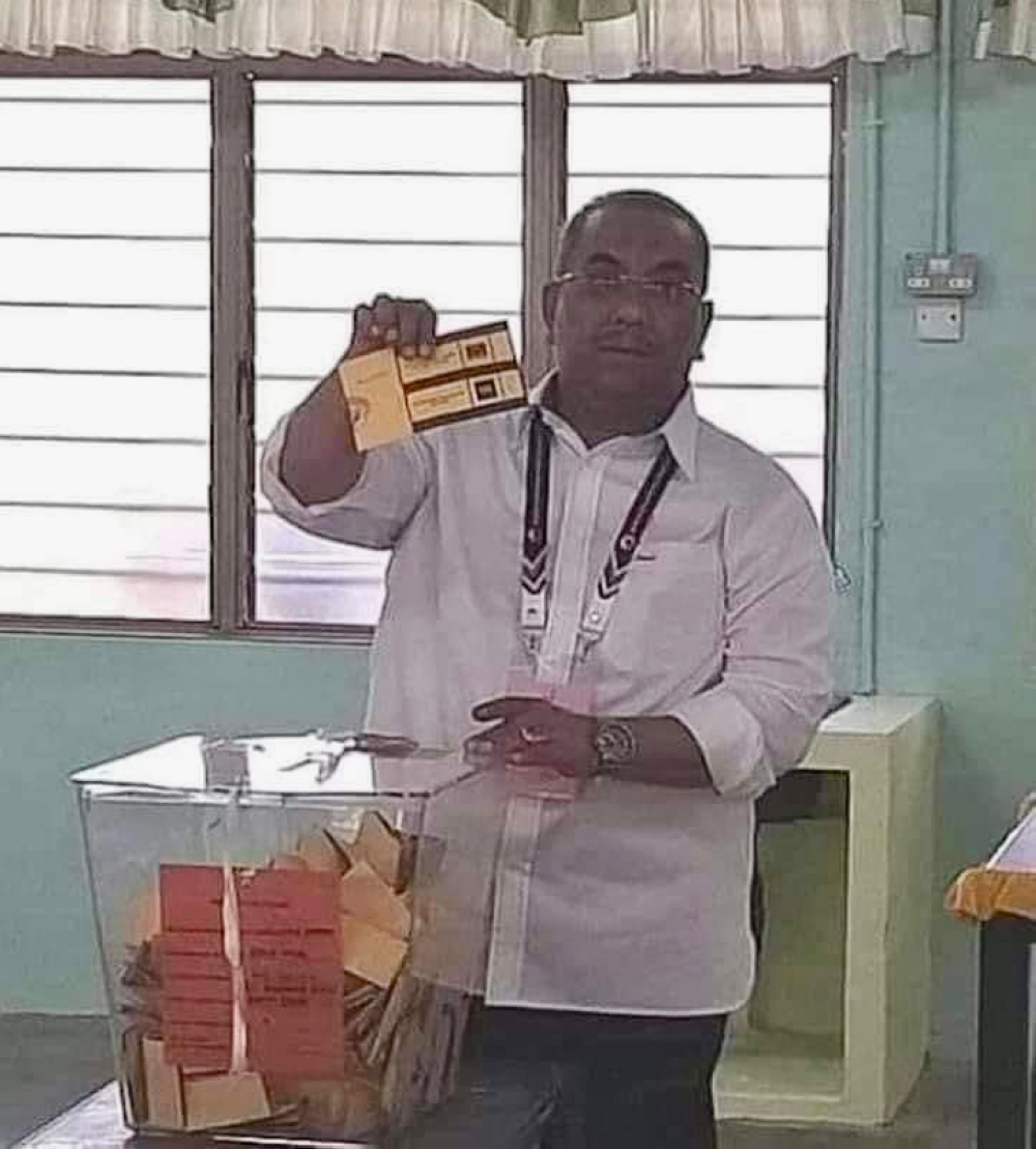 Caretaker Kedah menteri besar and Jeneri state seat hopeful Datuk Seri Muhammad Sanusi Md Nor allegedly showing who he voted for on his ballot paper at the polling centre in Sik, Kedah August 12, 2023. — Picture from Facebook/Ahmad M. Afandi