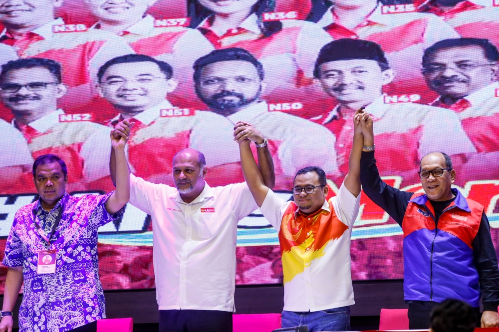 Caretaker mentri besar Datuk Seri Amirudin Shari (2nd right) and DAP deputy chairman Gobind Singh Deo (2nd left) together with Pandan Indah candidate Izham Hashim (right) and Dusun Tua candidate Datuk Johan Abd Aziz (left) are seen during a press conference at Wyndham Acmar in Klang August 12, 2023. — Picture by Hari Anggara